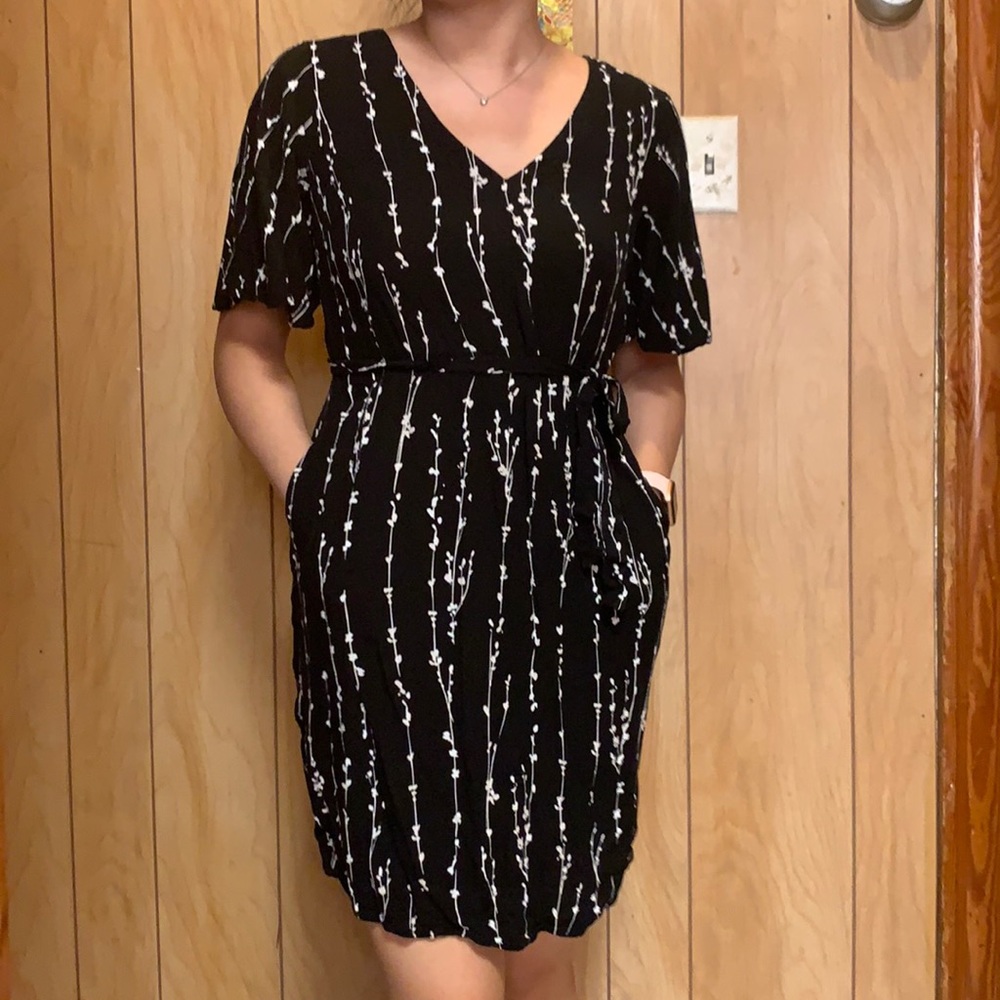 Elbow sleeve v neck tie waist dress